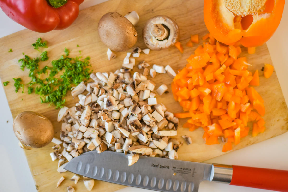 Paprika, Pilze, Zwiebel und Knoblauch in feine Würfel schneiden und anbraten.  (Quelle: Kapuhs/DJV)