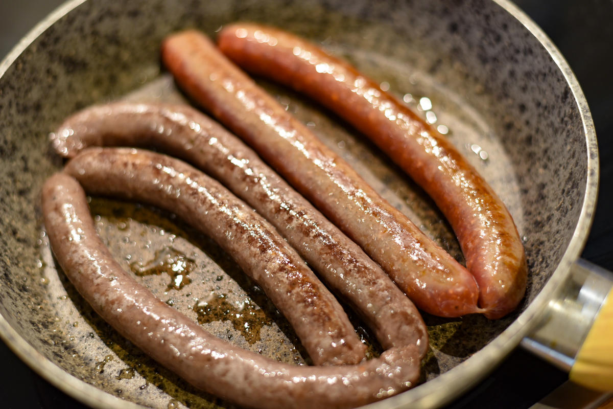 Wildwurst kurz anbraten.  (Quelle: Kapuhs/DJV)