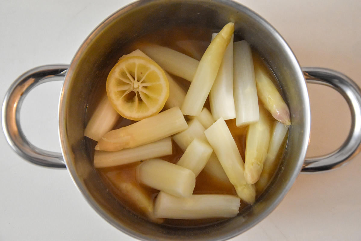 Den Spargel kurz kochen, anschließend marinieren.  (Quelle: Kapuhs/DJV)