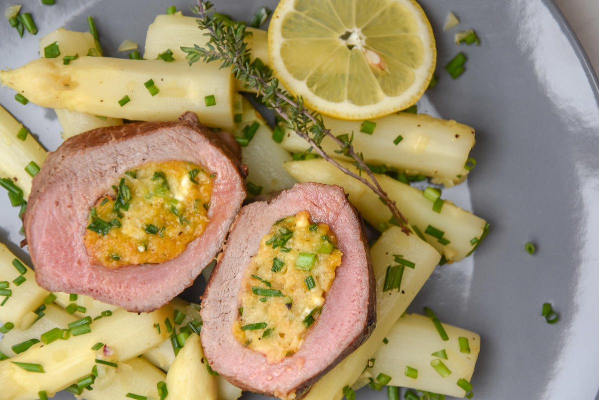 Den marinierten Spargel mit Schnittlauch verfeinern und das Fleisch in Medaillons schneiden.  (Quelle: Kapuhs/DJV)