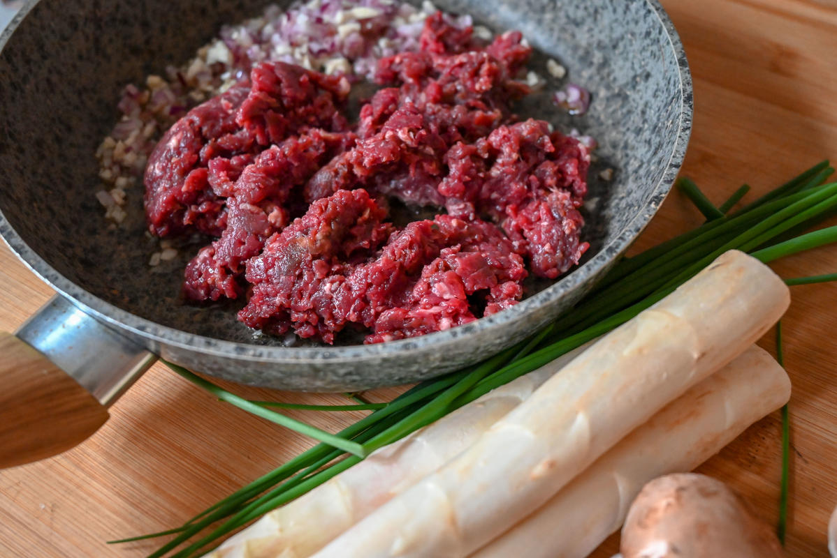 Hackfleisch und Champignons anbraten, Spargel köcheln lassen (Quelle: Kapuhs/DJV)