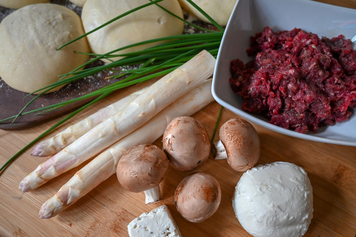 Die Hauptzutaten für das Rezept: vorbereiteter Teig, Hackfleisch vom Rotwild, Spargel, Champignons, Mozzarella und Schafskäse (Quelle: Kapuhs/DJV)