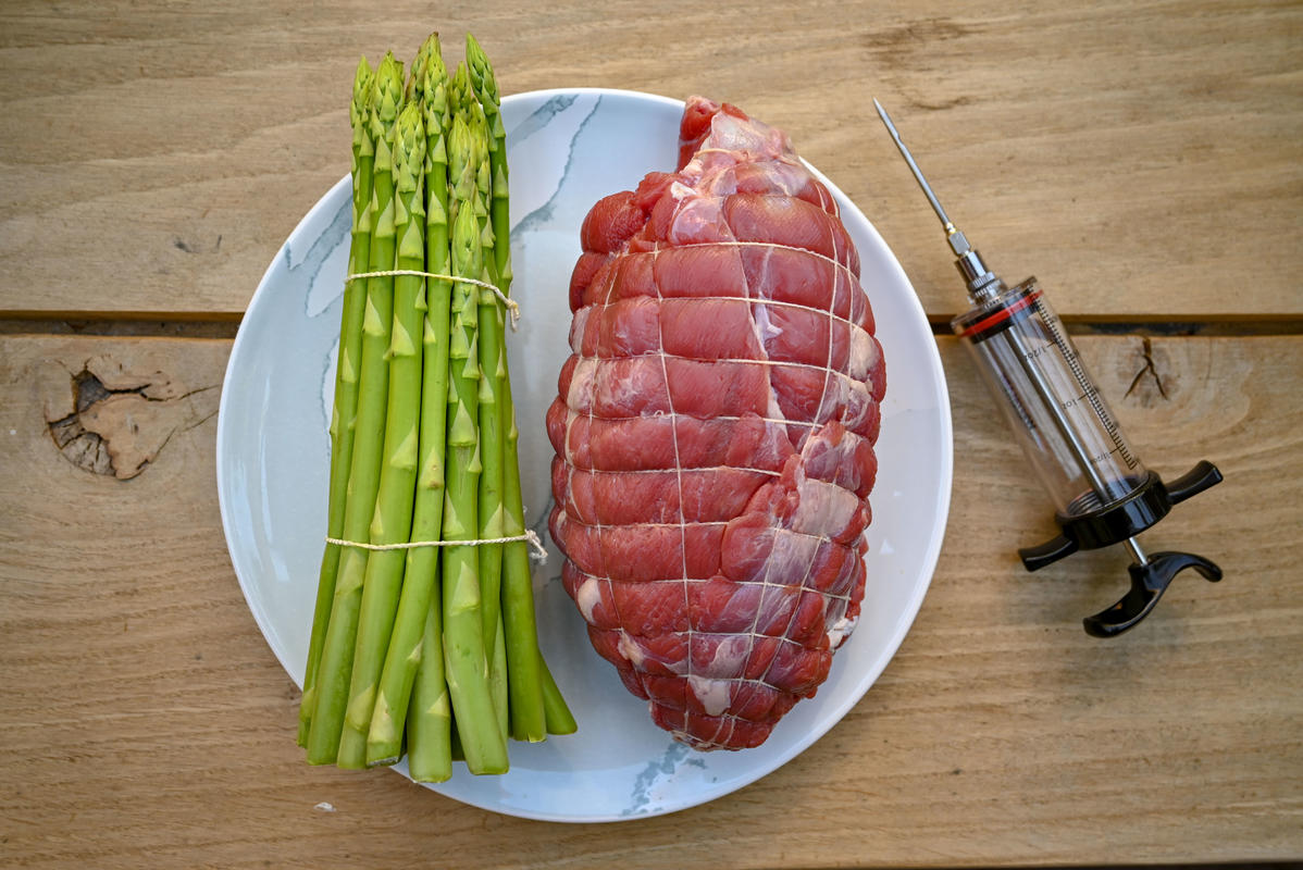 Die Hauptzutaten für das Rezept: Spargel, Wildschweinkeule, Lake- oder Marinadenspritze, Pökelsalz. (Quelle: Kapuhs/DJV)