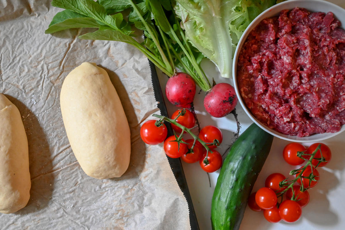 Die Hauptzutaten für das Rezept: Wildhack, frisches Gemüse und selbstgemachte Baguette.  (Quelle: Kapuhs/DJV)