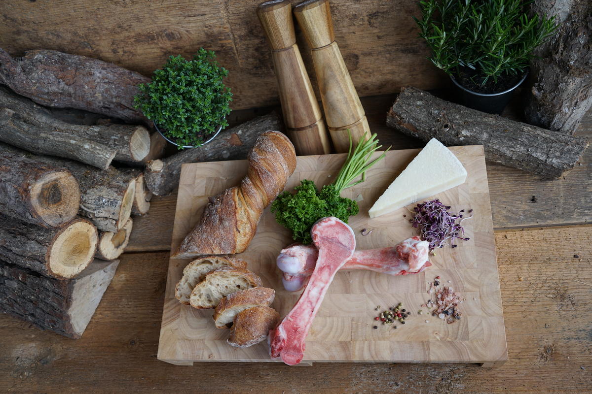 Die Hauptzutaten für das Rezept: Markknochen vom Wildschwein, Parmesan, Wurzelbrot, und frische Kräuter (Quelle: Hennefarth/Martig/DJV)