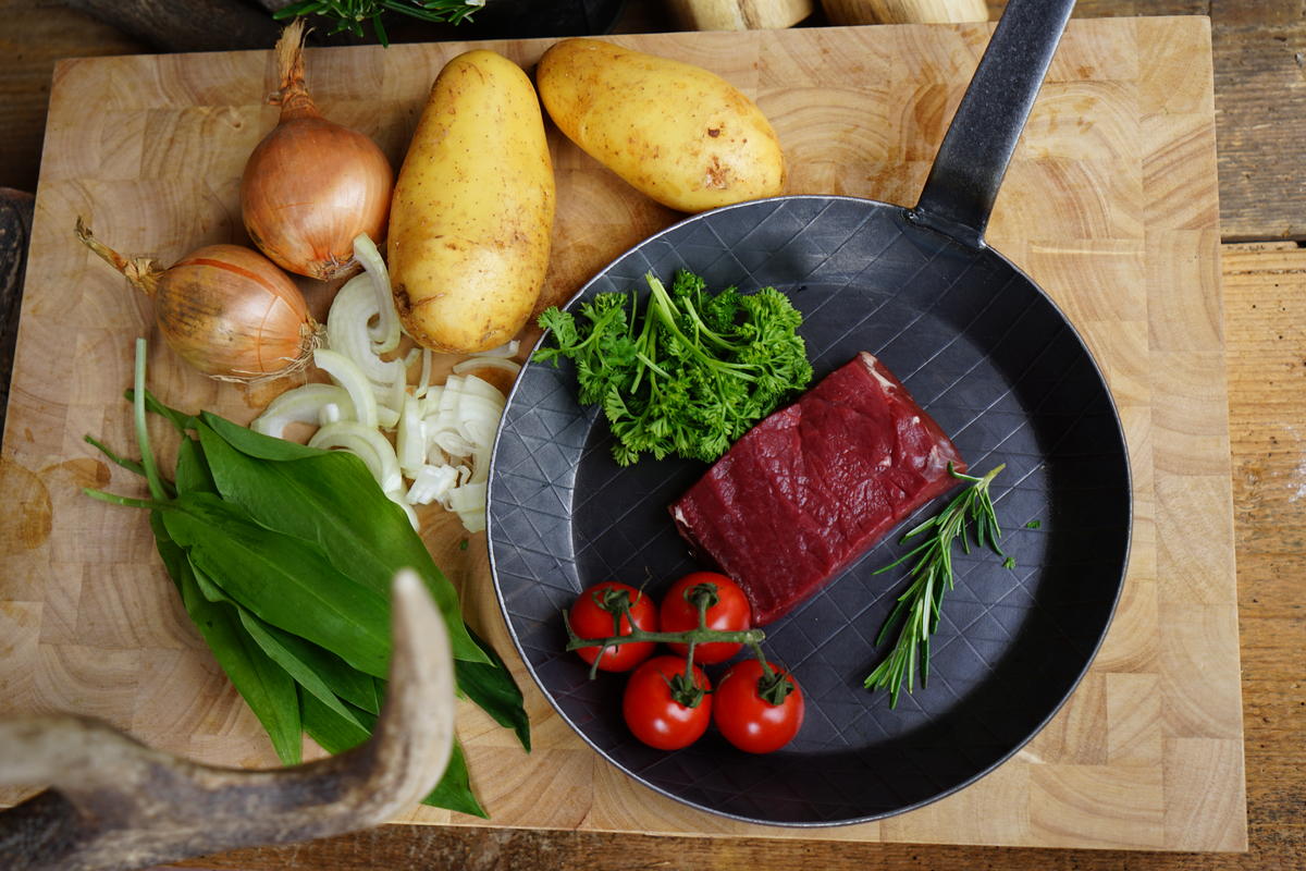 Die Hauptzutaten für das Rezept: Hirschrücken, Kartoffeln und Zwiebeln. (Quelle: Hennefarth/Martig/DJV)