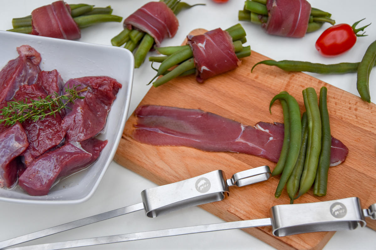 Rehfleisch in Steaks schneiden und würzen - Bohnen vorkochen und in Schinken einwickeln.  (Quelle: Kapuhs/DJV)