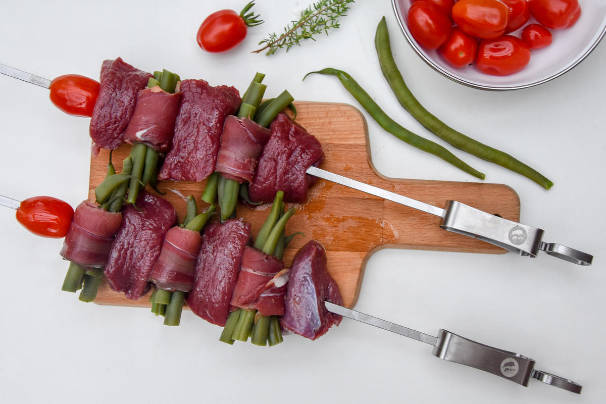 Fleisch und Bohnen-Röllchen aufspießen.  (Quelle: Kapuhs/DJV)