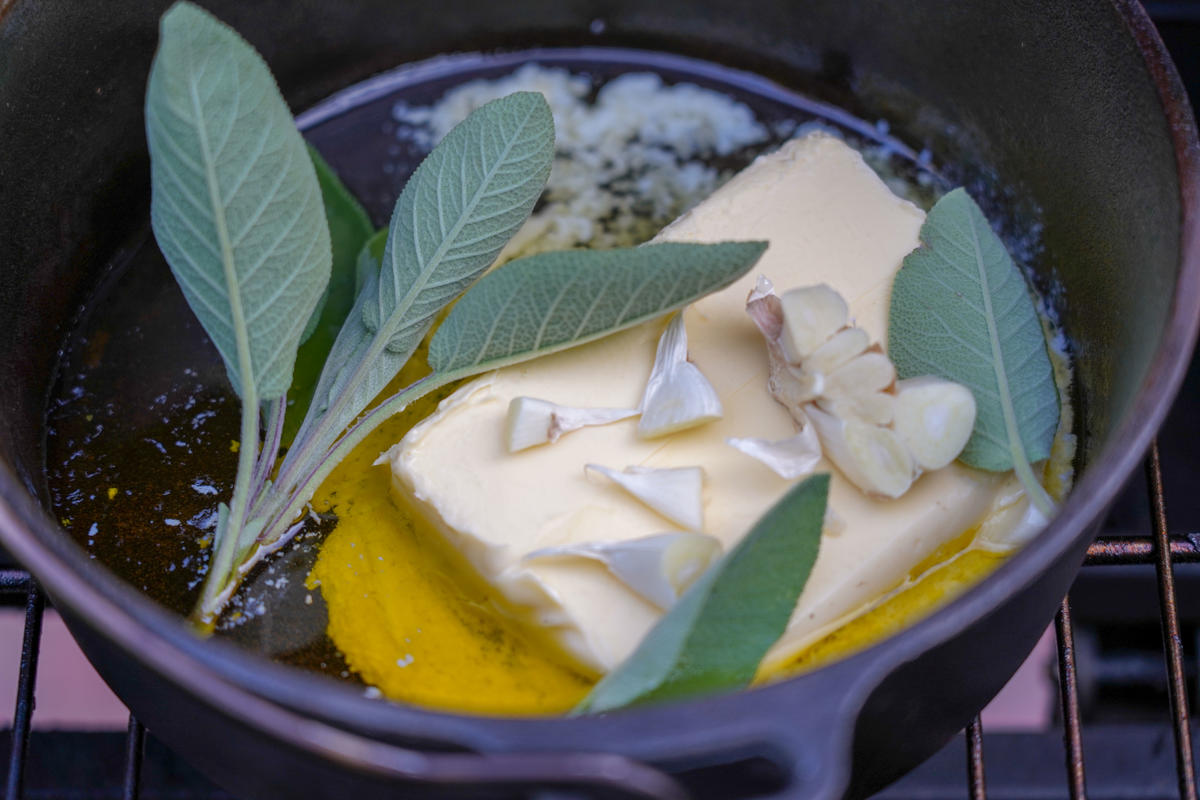 Butter zergehen lassen, Salbei und Knoblauch dazugeben. (Quelle: Kapuhs/DJV)