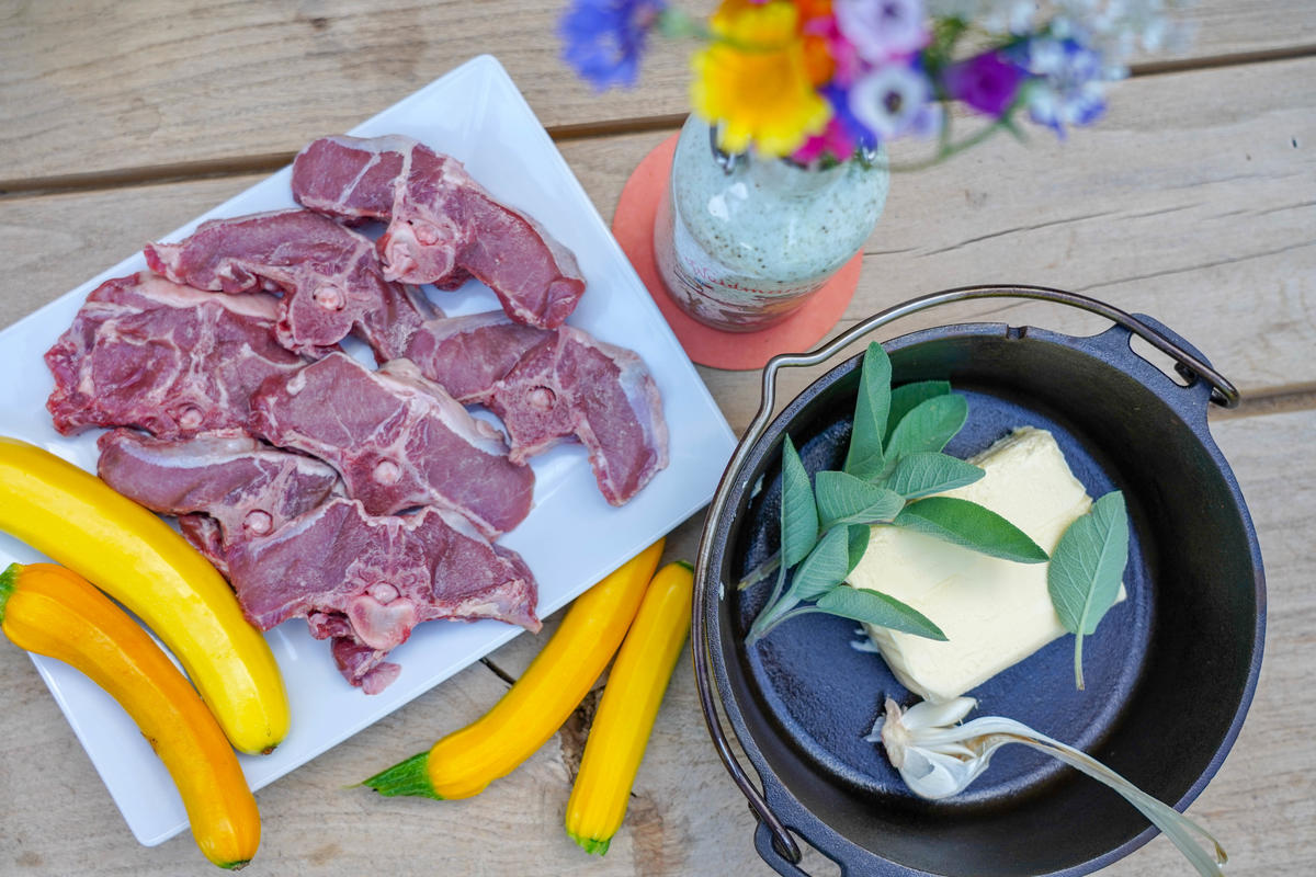 Die Hauptzutaten für das Rezept: Wildschwein-Koteletts, Butter, Salbei, Knoblauch und Zucchini.  (Quelle: Kapuhs/DJV)