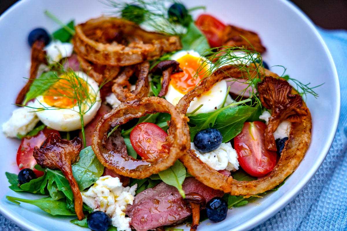 Zwiebelringe frittieren und auf dem Salat anrichten.  (Quelle: Kapuhs/DJV)