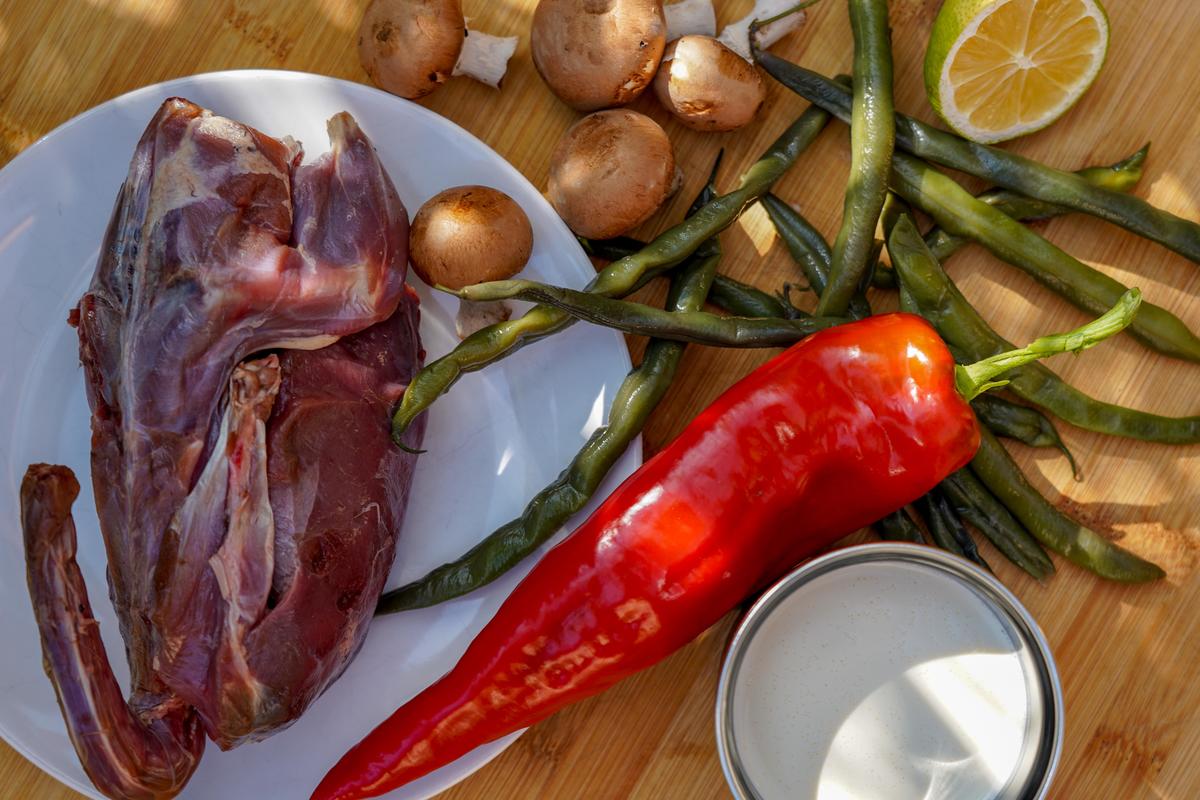 Die Hauptzutaten für das Rezept: Stockente, Paprika, Bohnen, Pilze, Sahne und ein Spritzer Limettensaft.  (Quelle: Kapuhs/DJV)