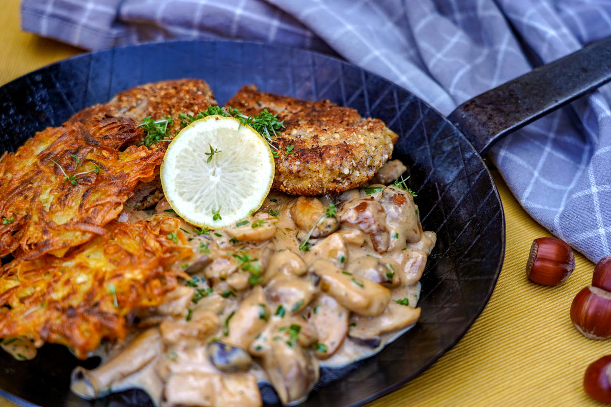 Anrichten, mit Zitrone und frischen Kräutern garnieren. (Quelle: Kapuhs/DJV)