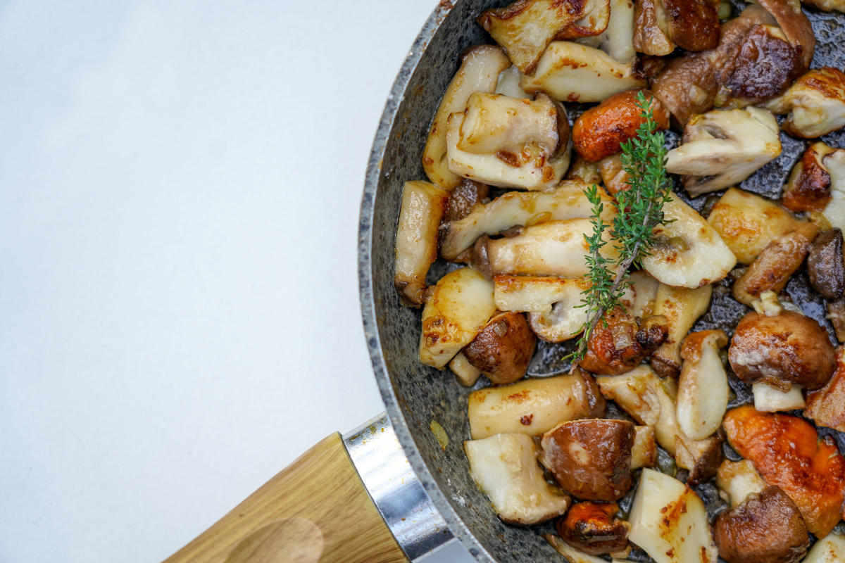 Pilze anbraten, mit Wein ablöschen und Sahne aufgießen.  (Quelle: Kapuhs/DJV)