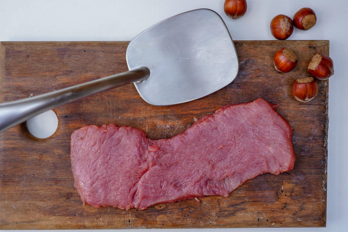 Fleisch plattieren, würzen und panieren.  (Quelle: Kapuhs/DJV)