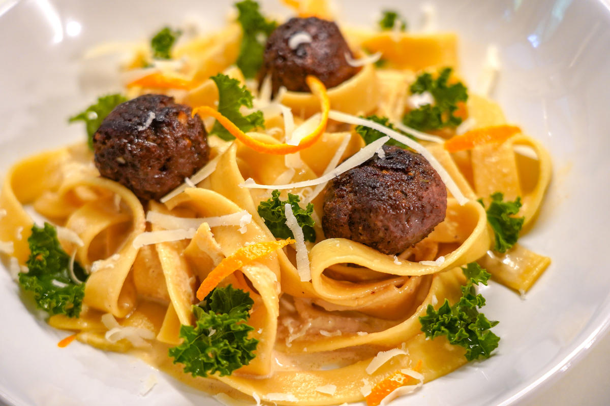 Nudeln kochen, unter die Soße heben, mit Hasenklösschen, Parmesan, Orangenzesten, und frischem Grün garnieren.  (Quelle: Kapuhs/DJV)