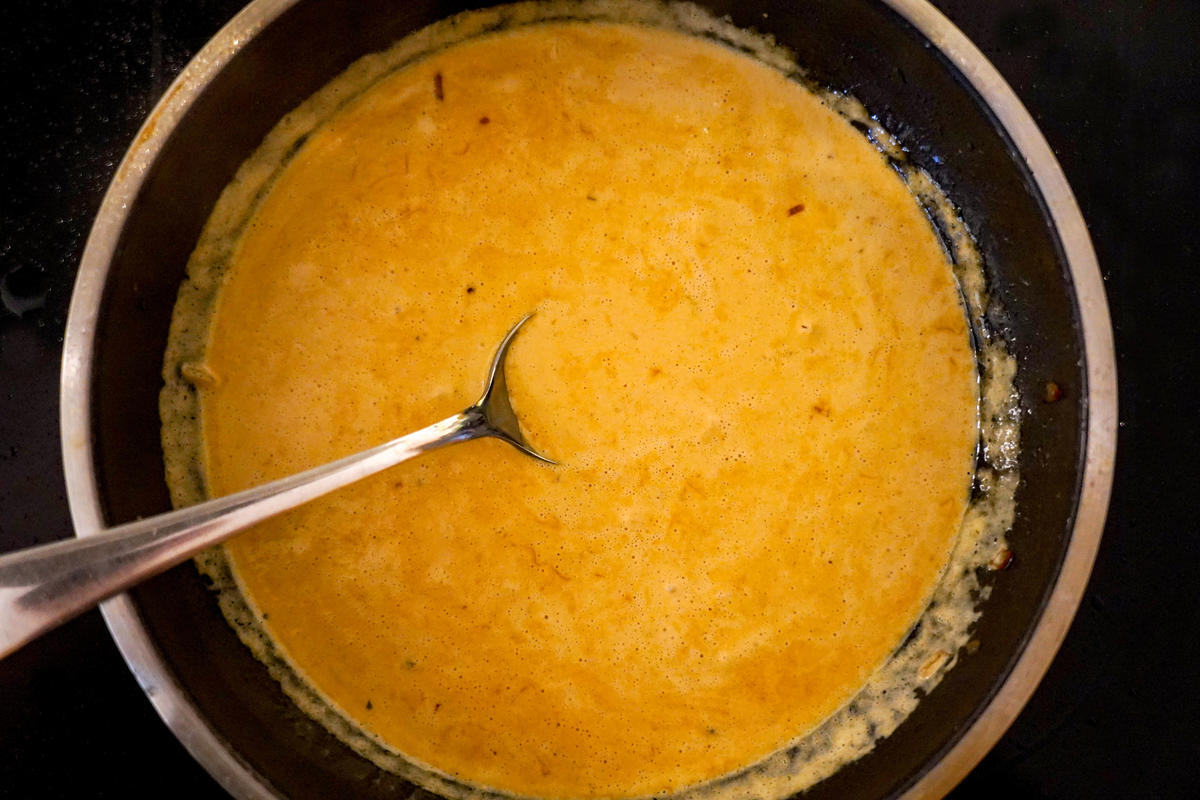 Sahne unterrühren, einköcheln lassen und abschmecken.  (Quelle: Kapuhs/DJV)