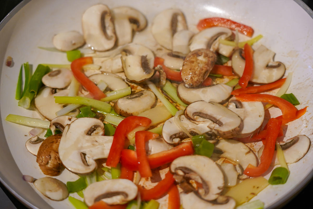 Blumenkohl, Brokkoli, und Möhren vorkochen, übriges Gemüse in Pfanne anrösten.  (Quelle: Kapuhs/DJV)