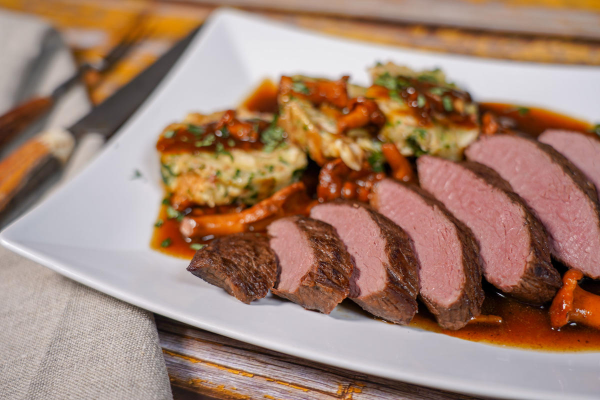 Knödel und Fleisch aufschneiden, mit frischer Petersilie garnieren.  (Quelle: Kapuhs/DJV)