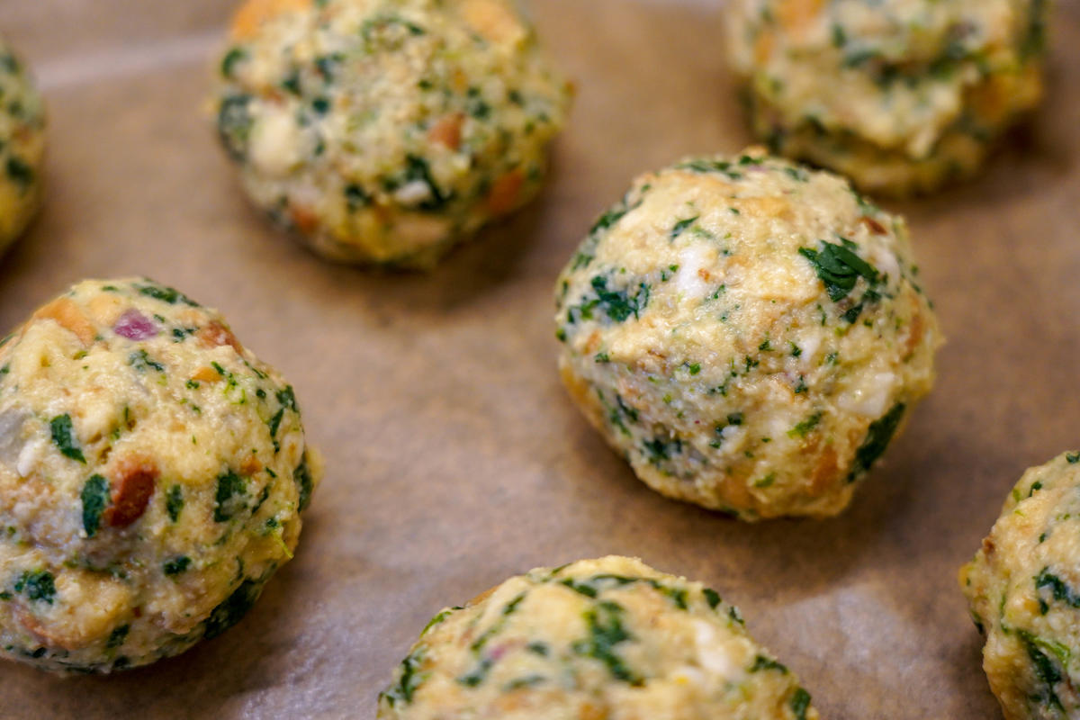 Mit nassen Händen gleichgroße Knödel formen, 15 Minuten in Salzwasser garen.  (Quelle: Kapuhs/DJV)