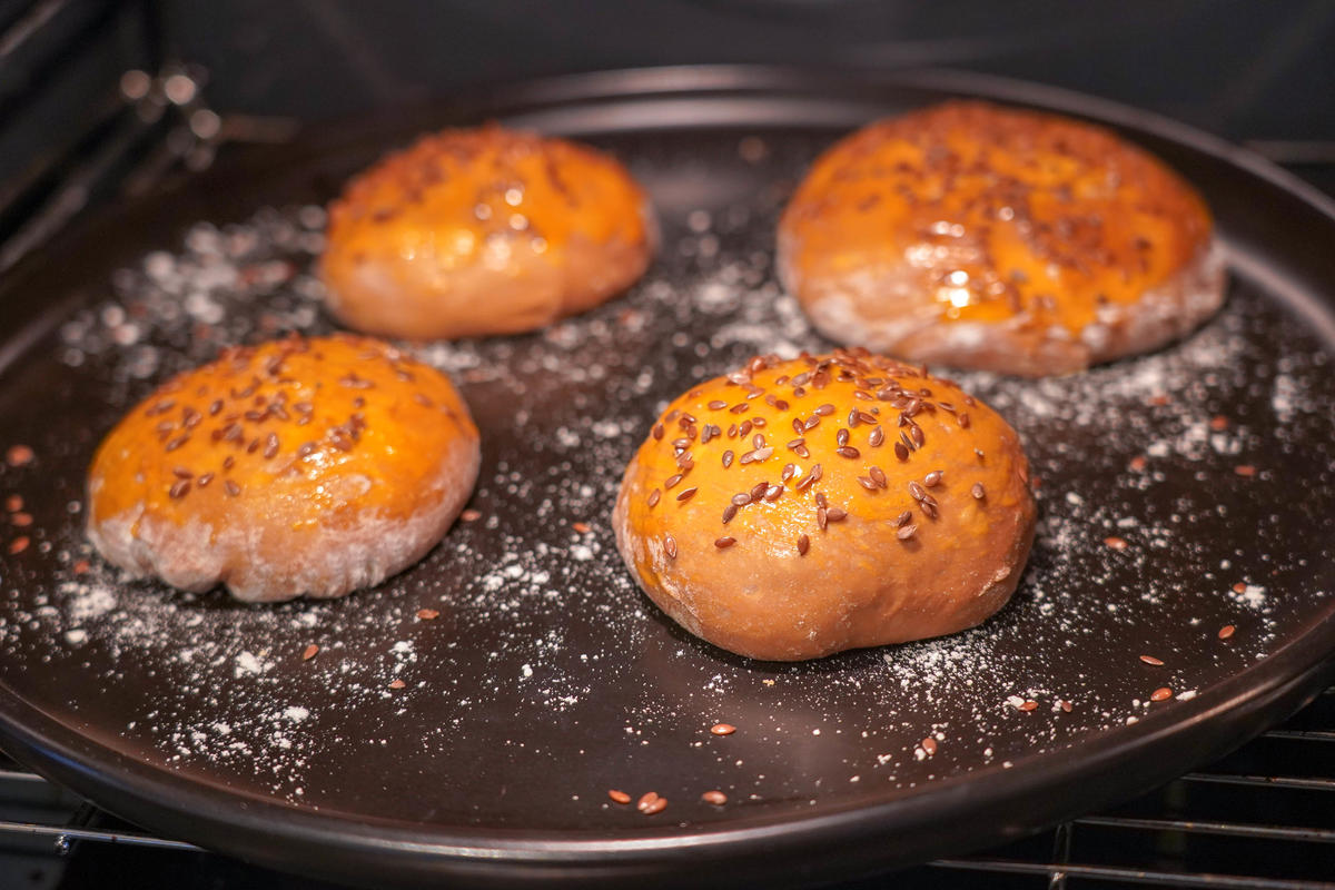 Nach dem Backen die Buns kurz auskühlen lassen und direkt belegen.  (Quelle: Kapuhs/DJV)