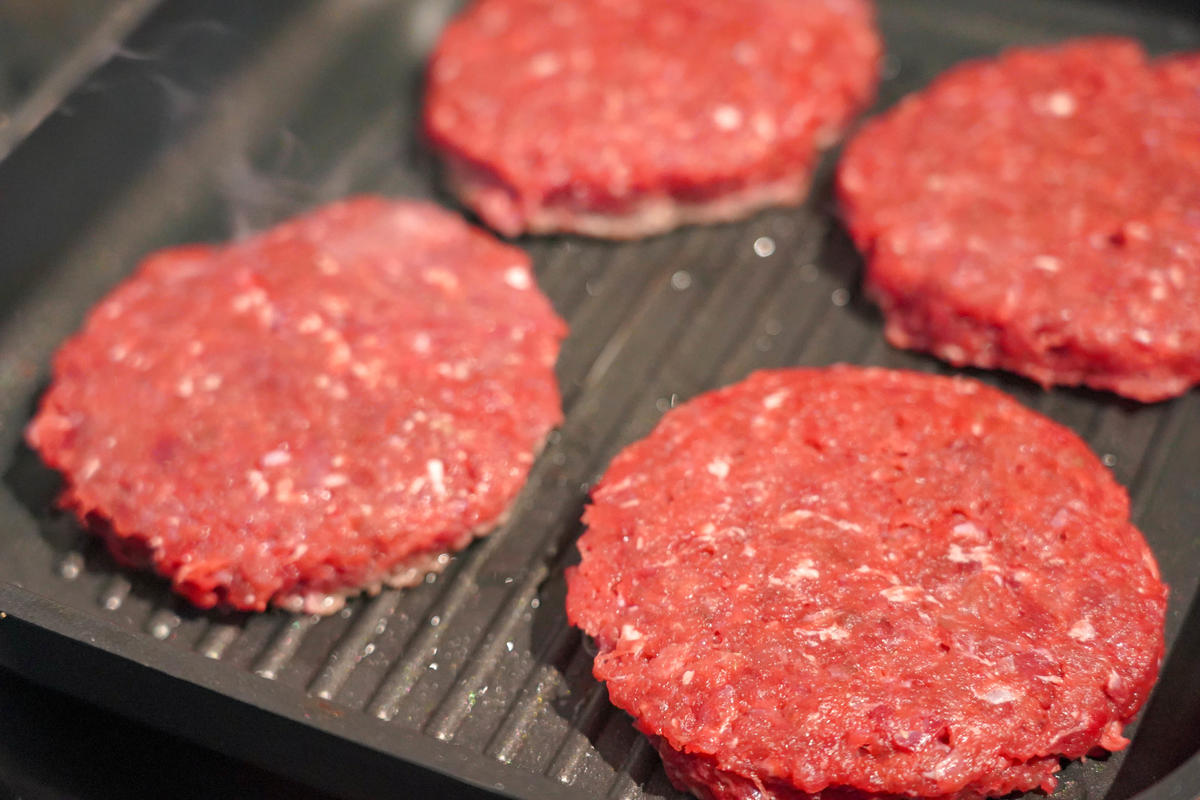 Das Fleisch zu Patties formen, kurz anfrieren und anschließend beidseitig anbraten.  (Quelle: Kapuhs/DJV)