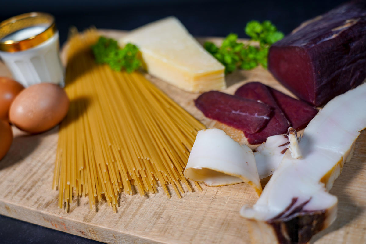 Die Hauptzutaten für das Rezept: Spaghetti, Parmesan, Wildschwein-Speck, Wildschinken, Eier und Sahne. (Quelle: Kapuhs/DJV)