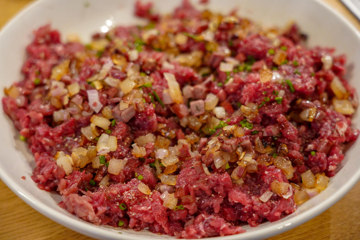 Hackfleisch vom Reh würzen, die Speck-Zwiebel-Mischung untermischen.  (Quelle: Kapuhs/DJV)