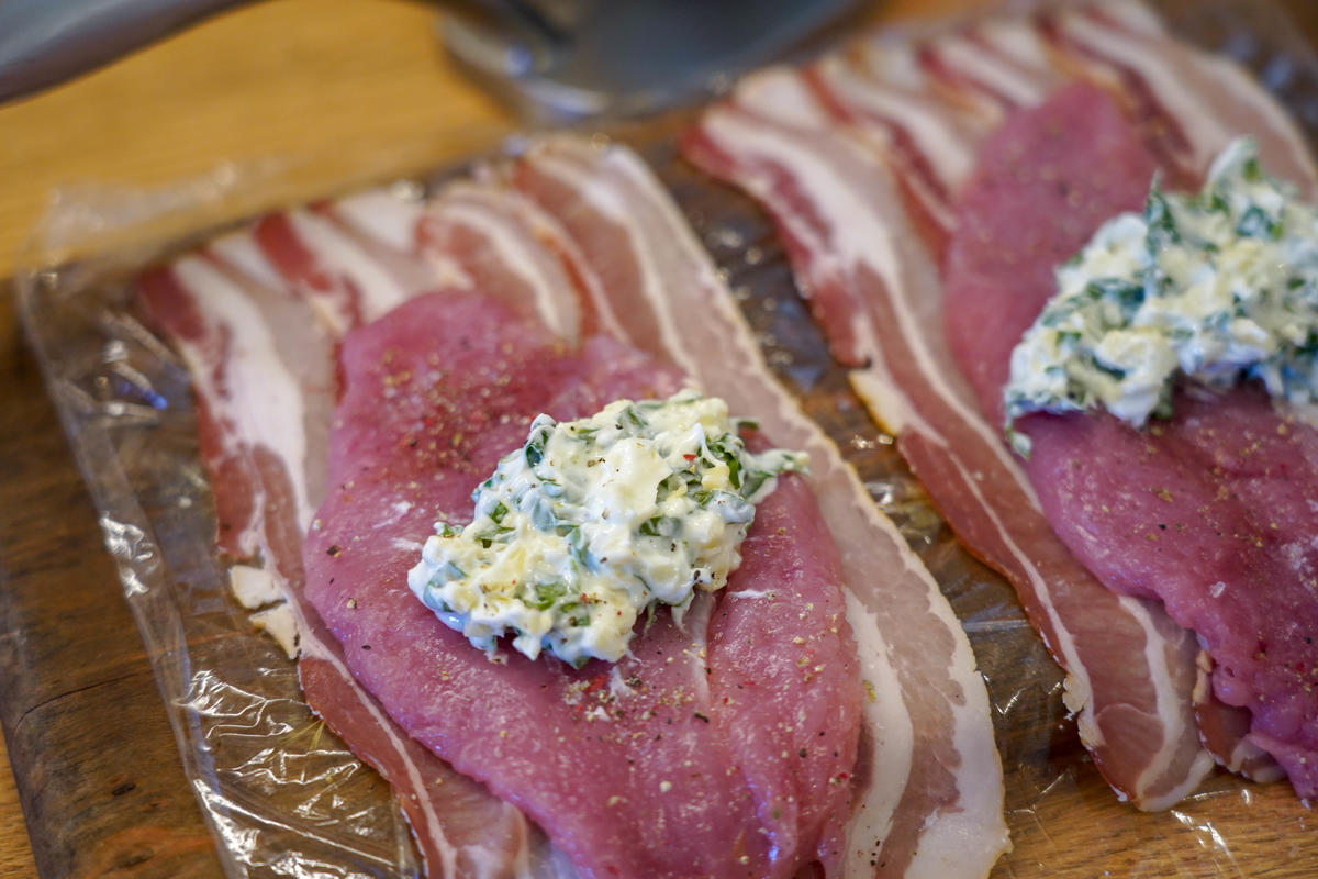 Fasanenbrust plattieren, mit Salz und Pfeffer würzen. Nun auf dem Speck auslegen, die Käse-Bärlauch-Mischung daraufgeben und straff einrollen.  (Quelle: Kapuhs/DJV)