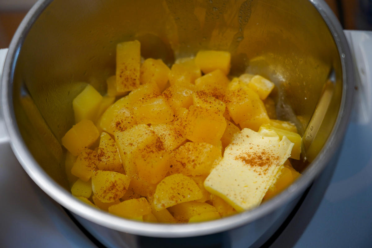 Steckrübe und Kartoffel garen und in einer Küchenmaschiene fein pürieren.  (Quelle: Kapuhs/DJV)