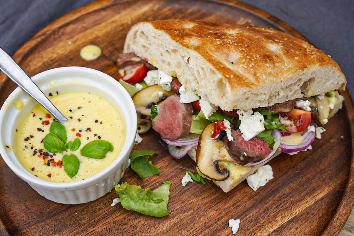 Das Fladenbrot aufbacken, mit der Mayo besteichen und befüllen. (Quelle: Kapuhs/DJV)