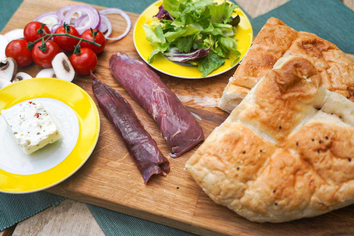 Die Hauptzutaten für das Rezept: Rehlende (bzw. falsche Lende aus der Schulter), Fladenbrot, Salat, Fetakäse, Zwiebeln und Tomaten.  (Quelle: Kapuhs/DJV)