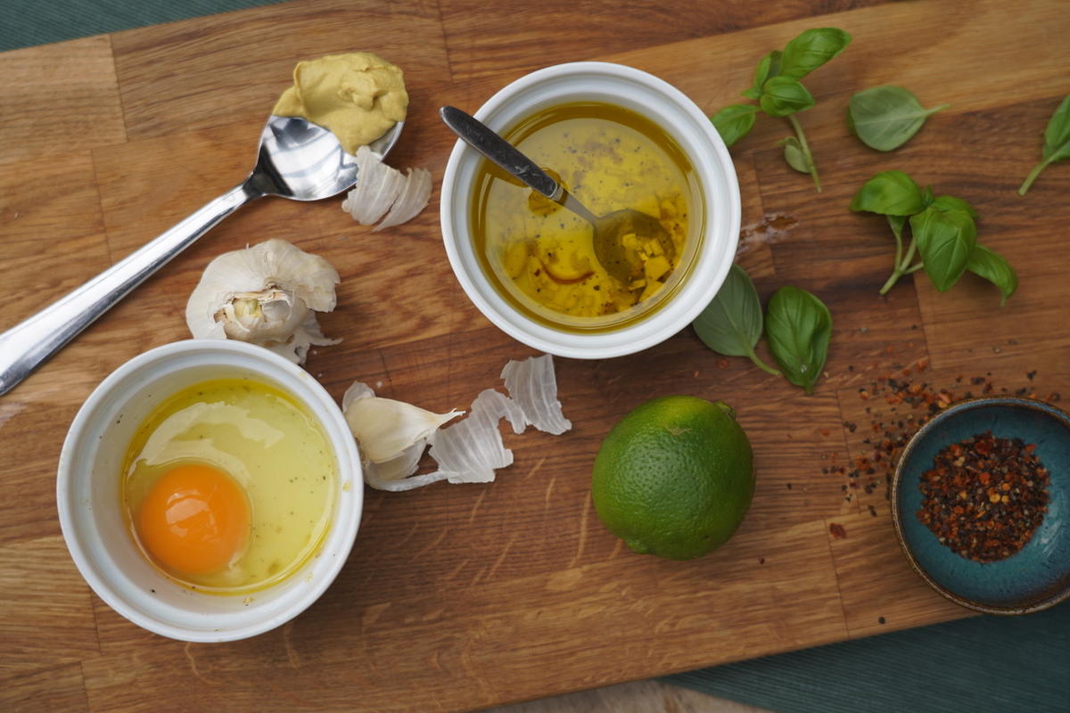 Die Zutaten für die Mayonnaise: Öl, Limette, Knoblauch, ein Ei, Senf, Basilikum, Pfeffer und Chiliflocken.  (Quelle: Kapuhs/DJV)