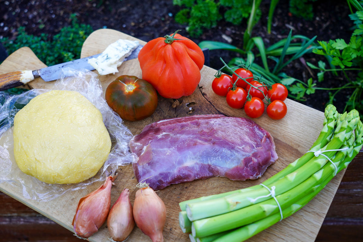 Die Hauptzutaten für das Rezept: Wildschwein-Unterschale, Mürbeteig, Spargel, Tomaten und Gorgonzola.  (Quelle: Kapuhs/DJV)