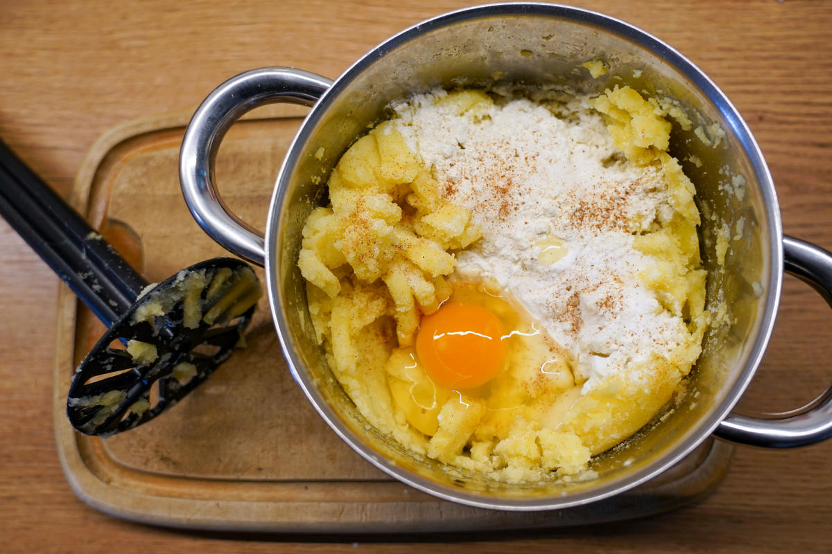 Für die Schupfnudeln Kartoffeln, Mehl, Stärke, ein Ei sowie Gewürze vermengen.  (Quelle: Kapuhs/DJV)