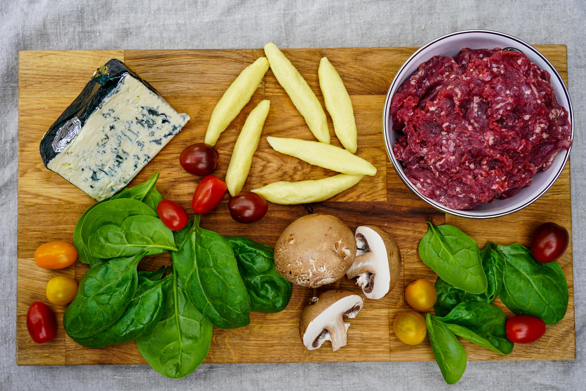 Die weiteren Zutaten: Reh-Hack, Blauschimmelkäse, Champignons sowie Tomaten.  (Quelle: Kapuhs/DJV)