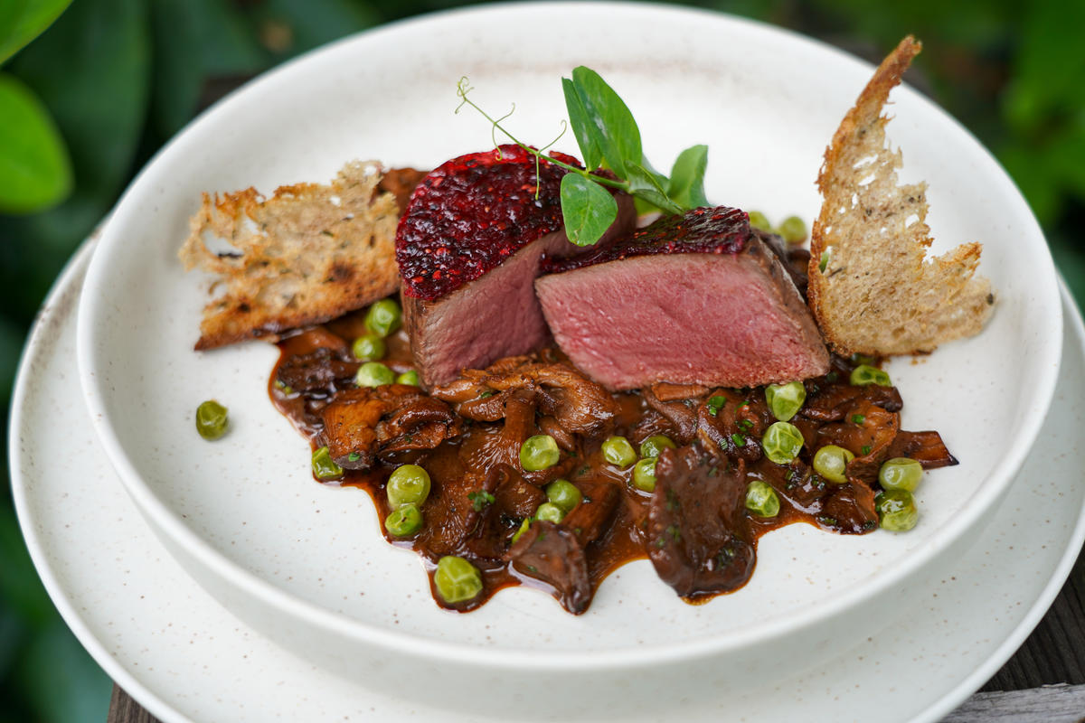 Wildbret und Beilagen mit geröstetem Brot und Fruchthaube garnieren.  (Quelle: Kapuhs/DJV)