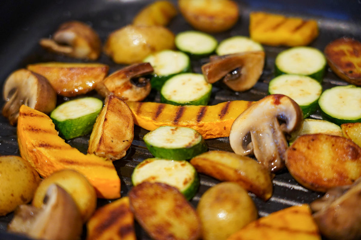 Kartoffeln vorkochen, anschließend mit dem übrigen Gemüse anrösten.  (Quelle: Kapuhs/DJV)