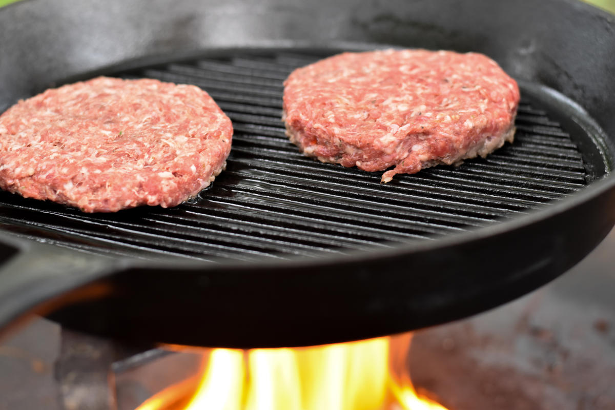 Wildpatties in Butterschmalz anrösten.  (Quelle: Kapuhs/DJV)