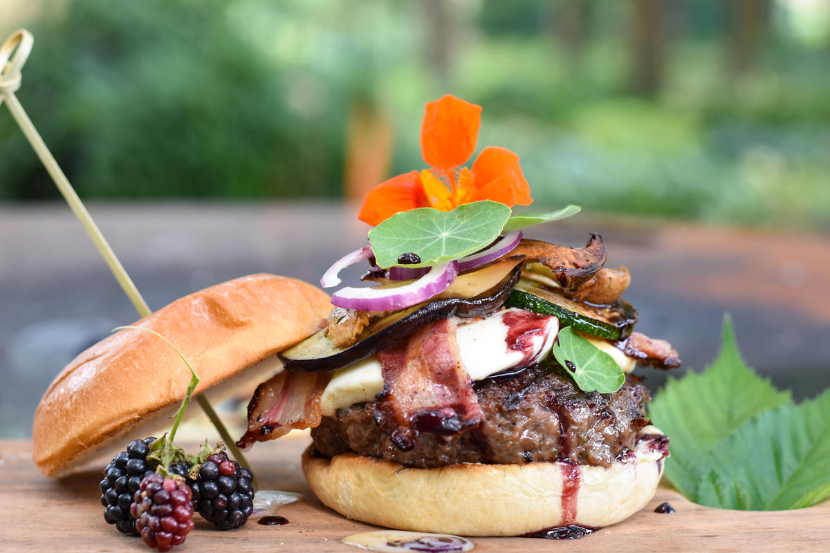 Nun den Burger belegen, mit Kapuzinerkresse verfeinern. (Quelle: Kapuhs/DJV)