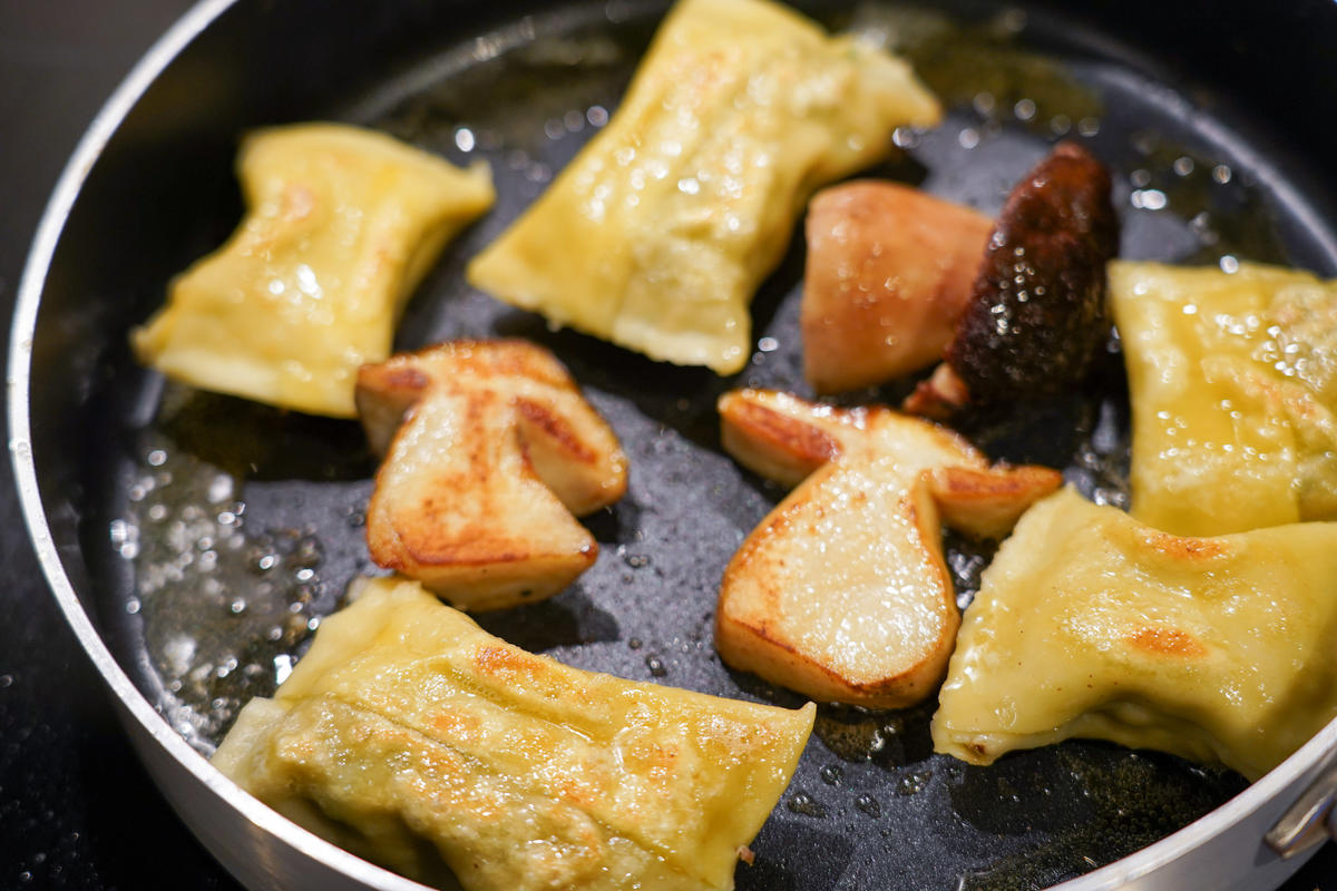 Vorgekochte Maultaschen in Butter anrösten.  (Quelle: Kapuhs/DJV)