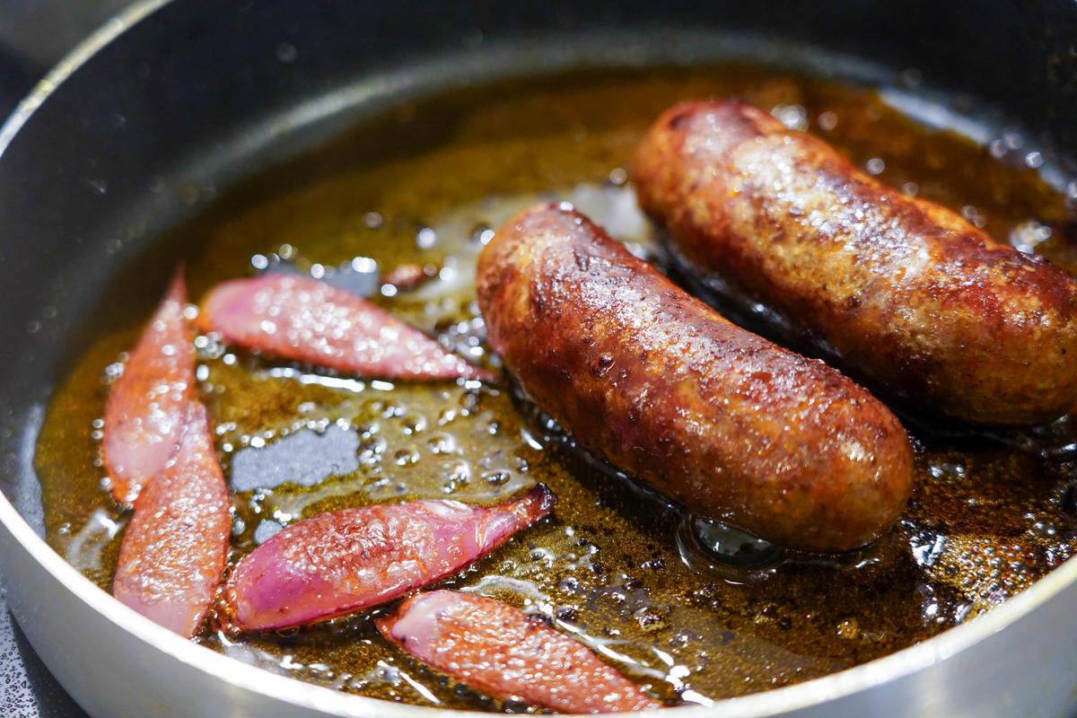 Chorizo und Zwiebeln anbraten.  (Quelle: Kapuhs/DJV)