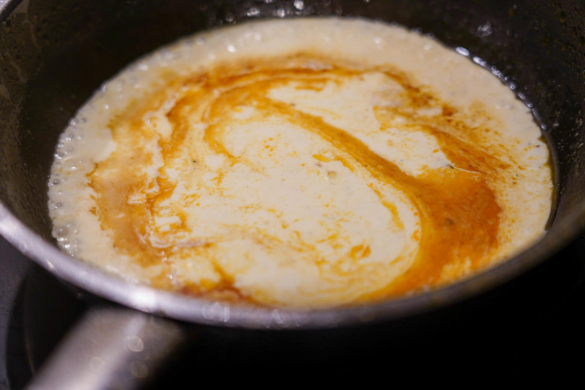 Für die Pasta-Sauce das Bratenfett der Chorizo mit einem Schuss Wein ablöschen und aufkochen lassen. Eine kleine Kelle Pasta-Wasser sowie Sahne unterrühren. Mit Salz und Pfeffer abschmecken, geriebenen Parmesan zum andicken der Soße unterheben.   (Quelle: Kapuhs/DJV)