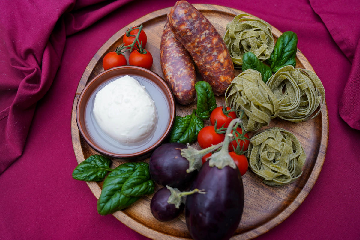 Die Hauptzutaten für die Tapas: Wildschwein-Chorizo, Auberginen, Pasta, Spinat, Tomaten, Mozzarella. (Quelle: Kapuhs/DJV)