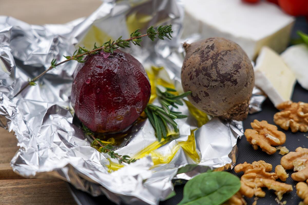 Rote Beete schälen und in Silberfolie backen. 