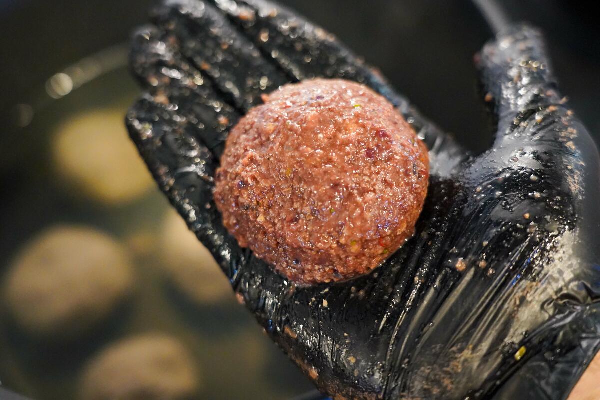 Gleichmäßige Bällchen formen, in heißem Wasser gar ziehen lassen.  (Quelle: Kapuhs/DJV )