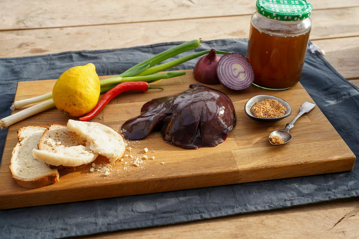 Die Hauptzutaten für das Rezept: Leber, altbackenes Brot, Zwiebel, Zitrone und eine kräftige Wildbrühe. (Quelle: Kapuhs/DJV )