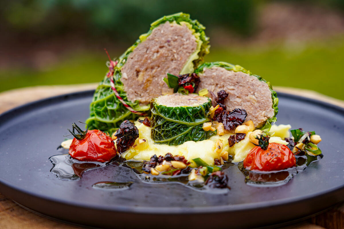 Wilde Kohlrouladen mit knusprigem Chili-Tomaten-Öl | Deutscher Jagdverband