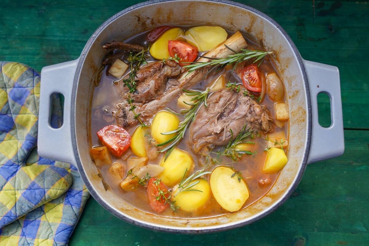 Eineinhalb Stunden schmoren lassen. Zuletzt noch Kartoffeln, Kräuter und Tomaten dazugeben.  (Quelle: Kapuhs/DJV)