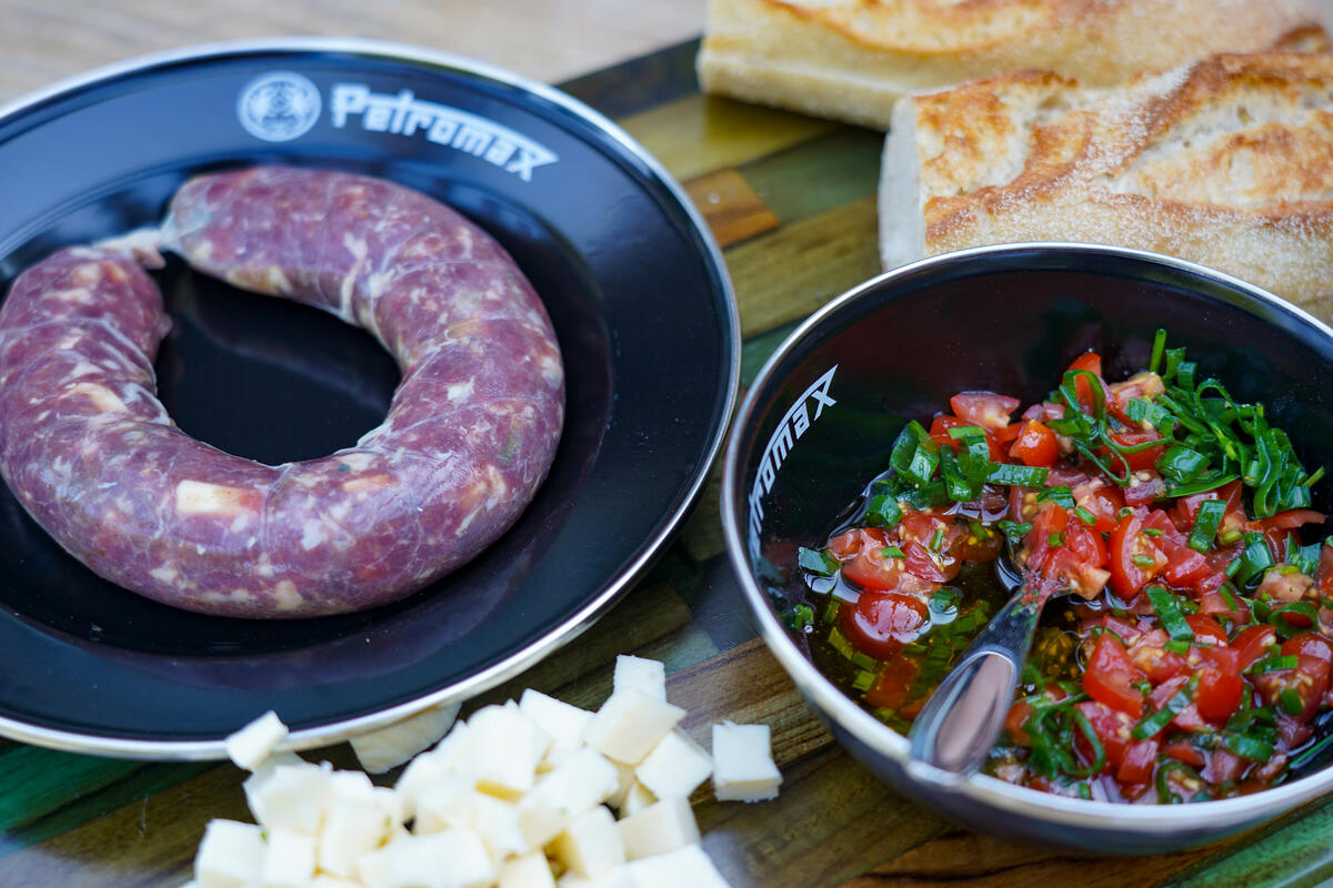 Die Hauptzutaten für das Rezept: Wildwurst, Baguette, Mozzarella, Kräuter und Tomaten.  (Quelle: Kapuhs/DJV )